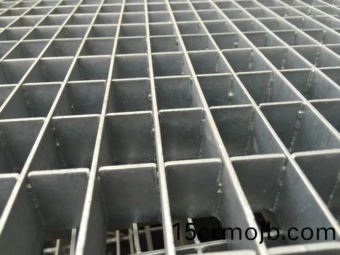 對(dui)挿鋼(gang)格闆(ban)