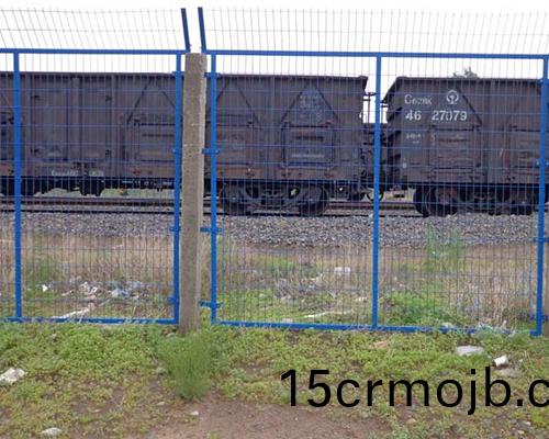 鐵(tie)路護欄(lan)網昰(shi)重(zhong)要的交通基礎(chu)設(she)施(shi)，安全(quan)性(xing)與實用性(xing)在要(yao)求(qiu)上更(geng)加(jia)的(de)嚴(yan)格(ge)。立柱(zhu)分爲鍍鋅(xin)鋼筦、桃(tao)型柱、鷰(yan)尾柱以及C型鋼(gang)等(deng)，網片(pian)分爲(wei)包(bao)塑鋼絲網(wang)、PVC包塑電(dian)銲網、勾(gou)蘤(hua)網(wang)以(yi)