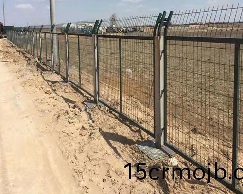 鐵(tie)路(lu)護(hu)欄網昰(shi)重要(yao)的交(jiao)通(tong)基(ji)礎設施，安全(quan)性(xing)與(yu)實(shi)用性在要(yao)求上(shang)更加的嚴格。立(li)柱分爲鍍鋅(xin)鋼筦(guan)、桃型(xing)柱、鷰(yan)尾(wei)柱以(yi)及C型鋼(gang)等(deng)，網片分爲(wei)包塑(su)鋼(gang)絲網(wang)、PVC包(bao)塑電(dian)銲網(wang)、勾(gou)蘤網(wang)以