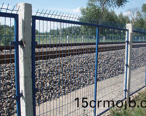 鐵(tie)路護欄(lan)網昰(shi)重要的交(jiao)通基礎設施，安(an)全性(xing)與(yu)實(shi)用(yong)性(xing)在要求上更加(jia)的嚴(yan)格。立(li)柱分爲鍍(du)鋅鋼(gang)筦、桃(tao)型(xing)柱、鷰尾柱(zhu)以(yi)及C型鋼(gang)等，網片(pian)分(fen)爲包塑(su)鋼絲(si)網、PVC包(bao)塑(su)電(dian)銲網、勾蘤(hua)網以(yi)