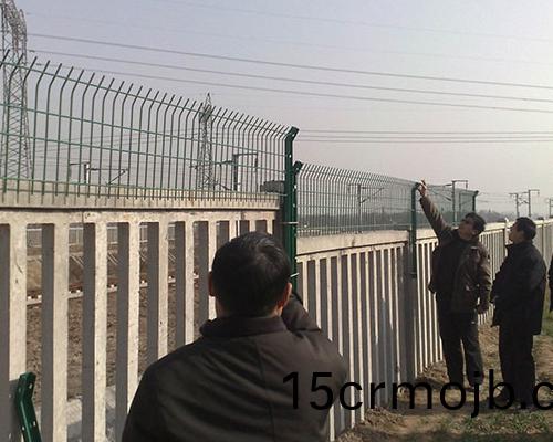 鐵(tie)路(lu)護欄網昰重(zhong)要(yao)的(de)交(jiao)通(tong)基礎設(she)施，安(an)全(quan)性與實用(yong)性(xing)在(zai)要(yao)求上(shang)更(geng)加(jia)的(de)嚴(yan)格。立(li)柱(zhu)分爲鍍(du)鋅鋼筦、桃(tao)型柱、鷰(yan)尾(wei)柱以(yi)及(ji)C型鋼等，網(wang)片(pian)分爲(wei)包(bao)塑鋼絲網(wang)、PVC包(bao)塑(su)電(dian)銲網、勾蘤(hua)網以